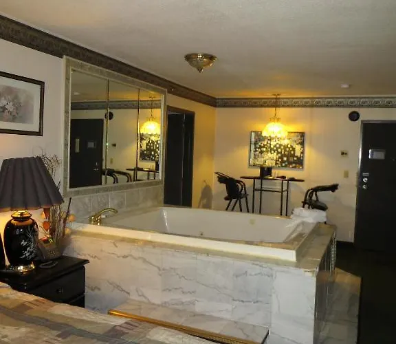 Hollywood & Suites