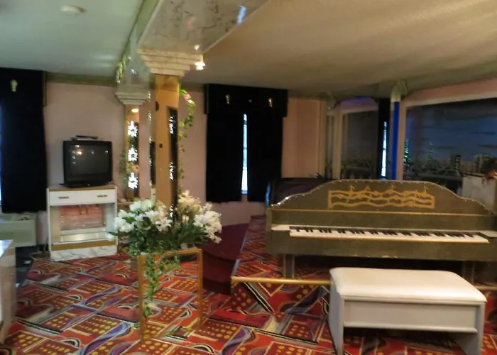 Hollywood & Suites Gurnee