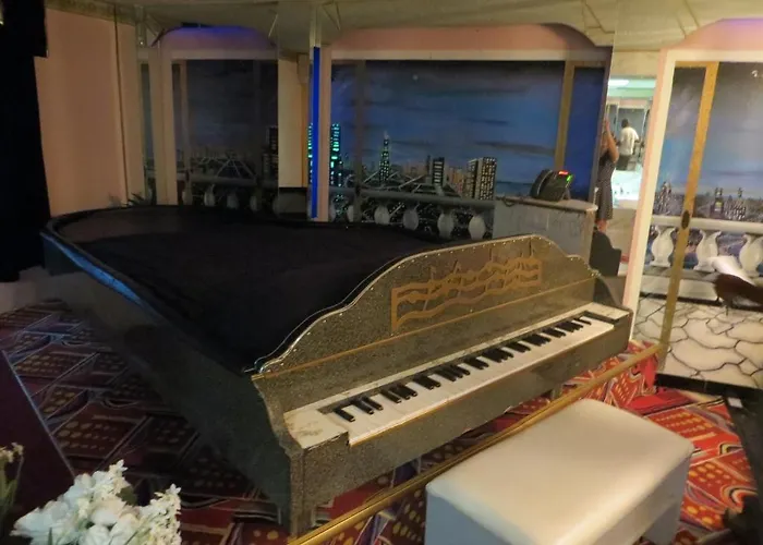 Hollywood & Suites 2*